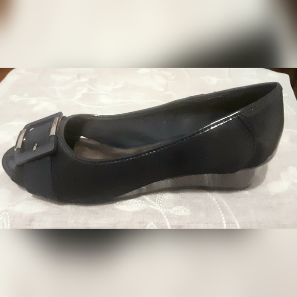 Abella patent & fabric Navy blue wedge peep toe Heels w/buckle accent - Picture 6 of 7